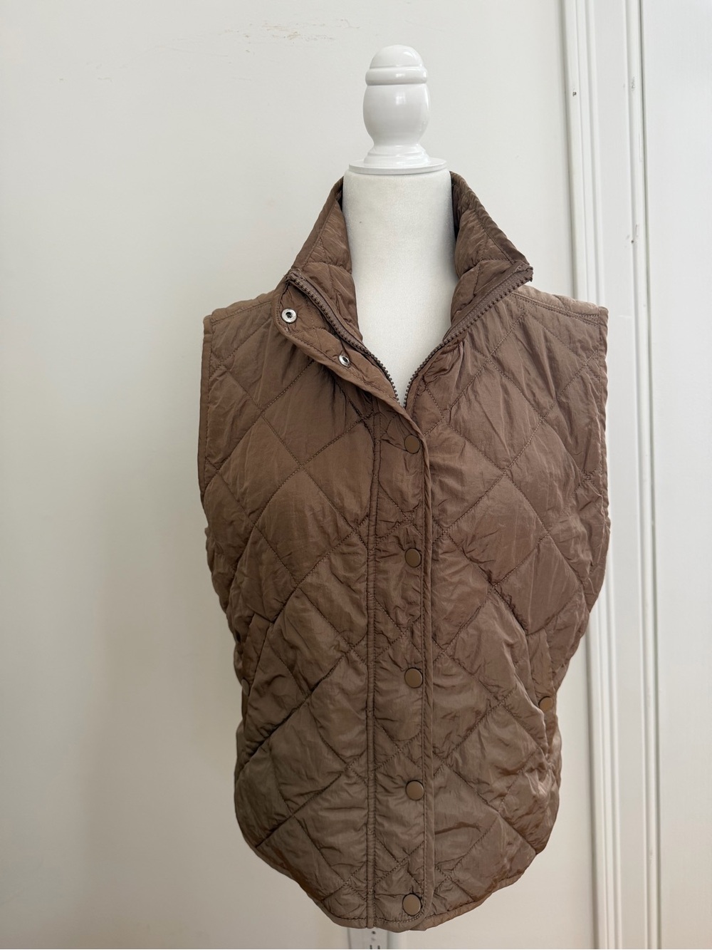 Evereve Women’s Taupe Lightweight Quilted Vest